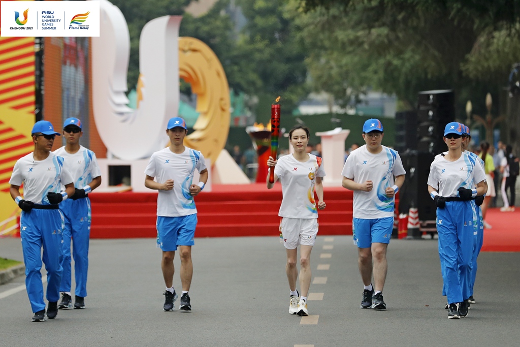 火炬?zhèn)鬟f成都站（四川大學(xué)）第一棒火炬手、跳水奧運冠軍吳敏霞_副本.jpg