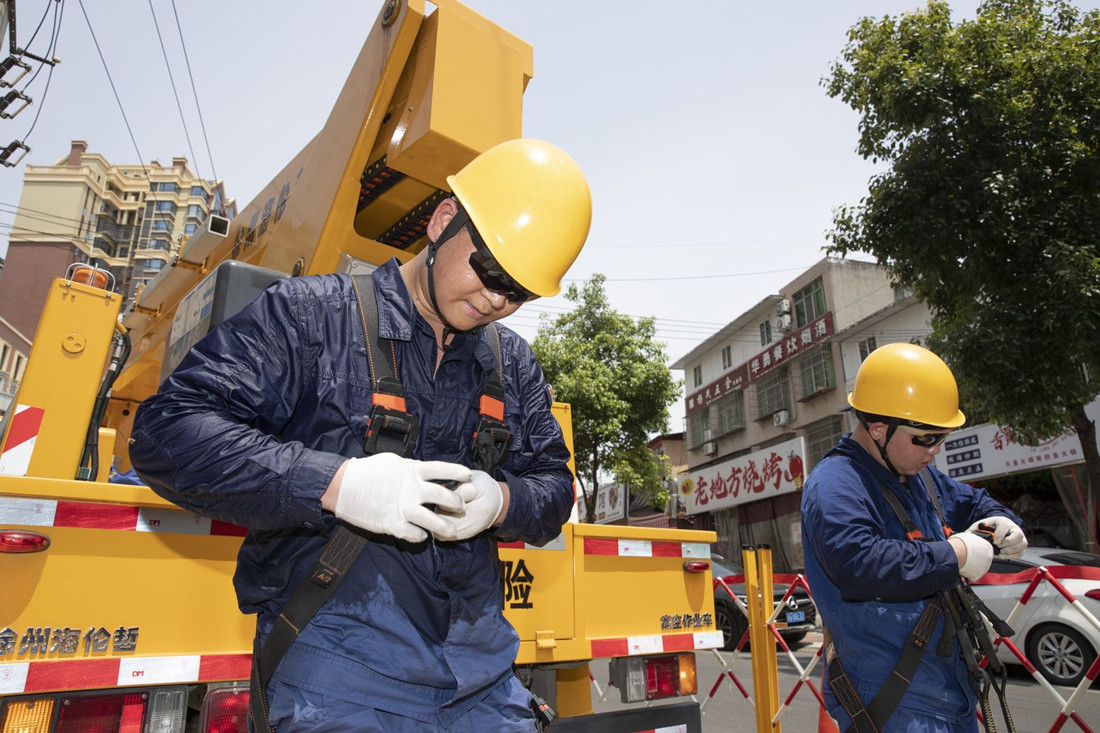 國網(wǎng)綿陽供電公司電力工人結(jié)束帶電作業(yè)，汗水浸透了工裝_副本.jpg