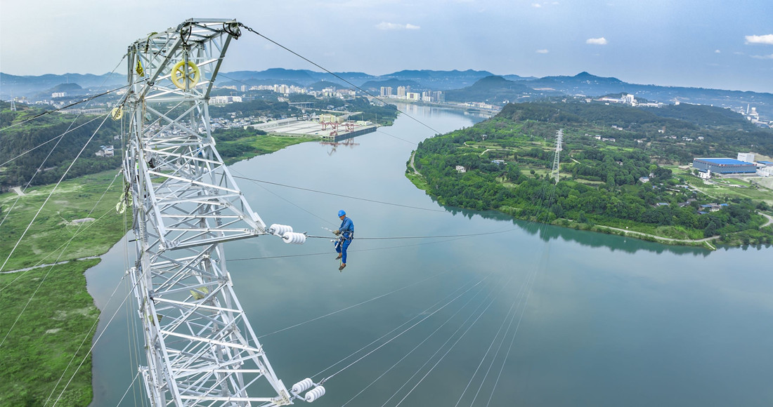 國網(wǎng)廣元供電公司電力工人在10千伏江古一、二線開展高空作業(yè)。_副本.jpg