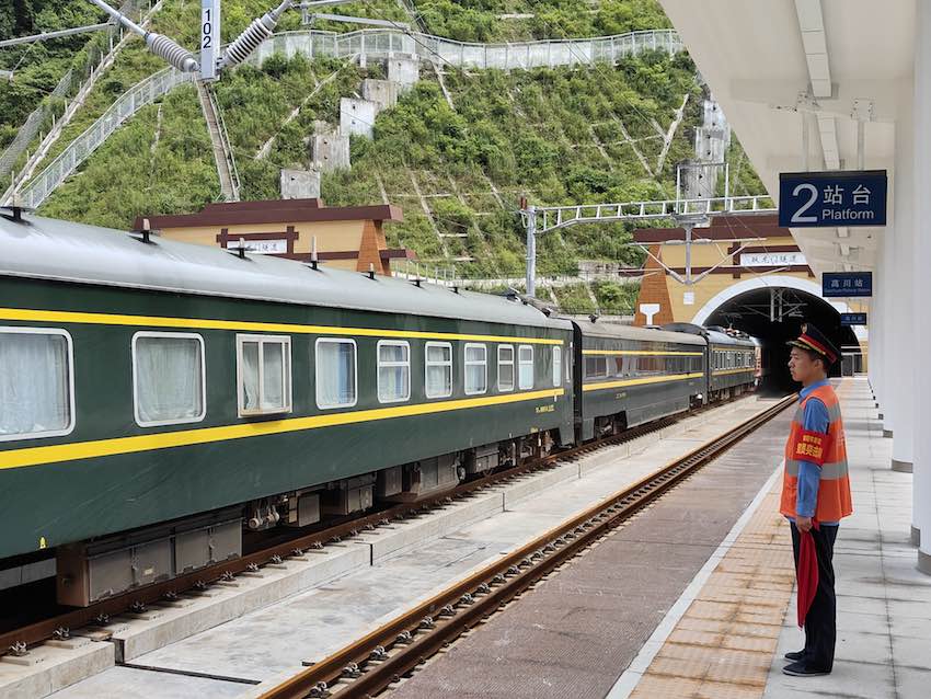 列車駛入高川站。成蘭公司供圖