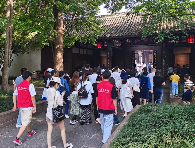 游客游覽眉山三蘇祠。四川省文旅廳供圖