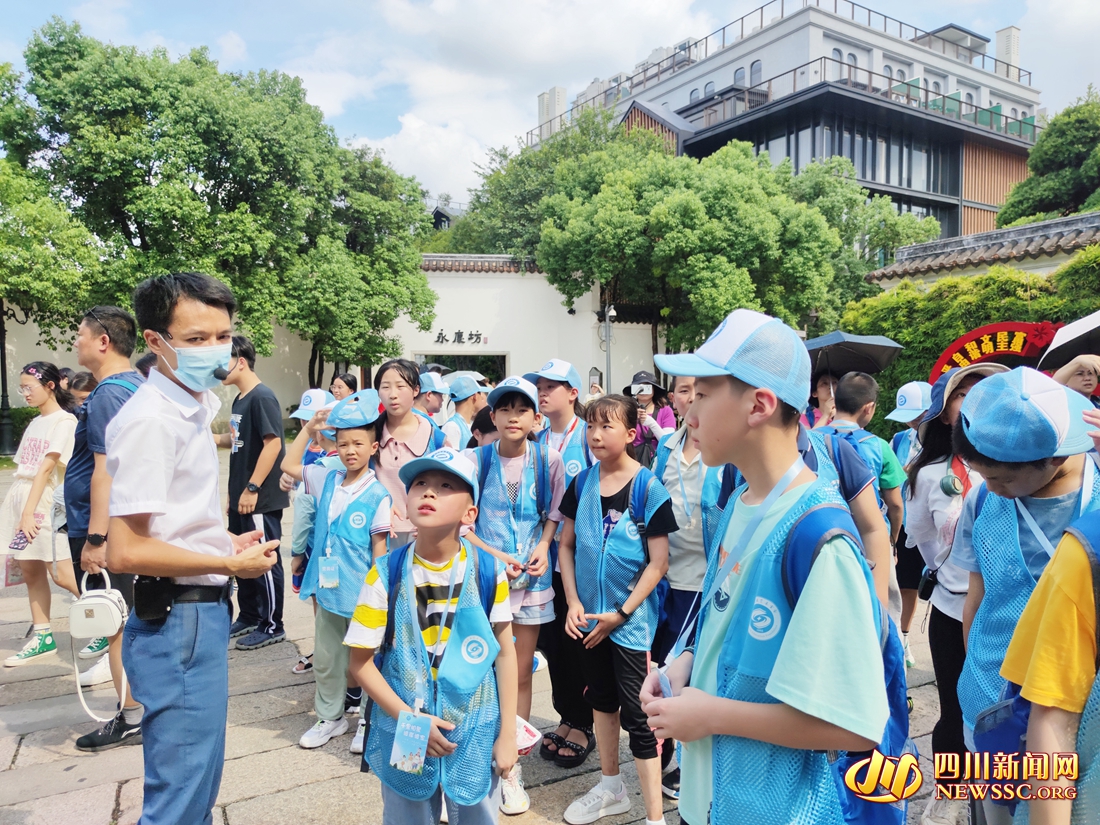 孩子們參觀博物館  (1).jpg