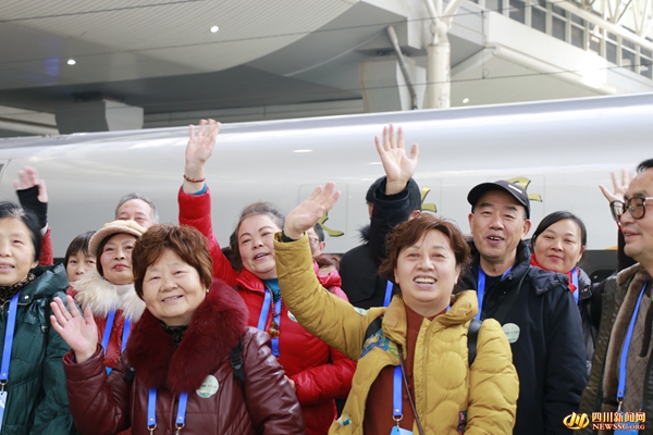 首批乘客抵達成都東站.jpg