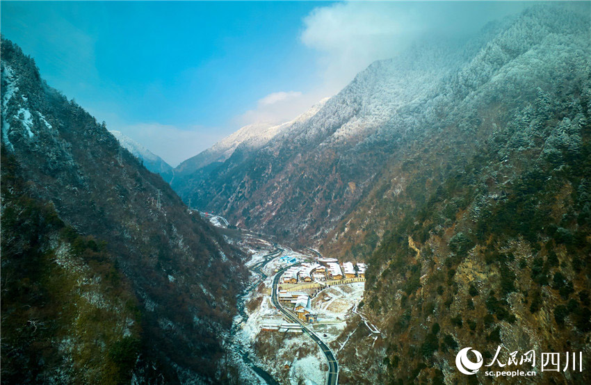 藍天下的雪山村寨。胡宇攝