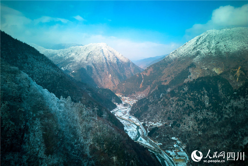 藍天、雪山、村寨相映生輝。胡宇攝