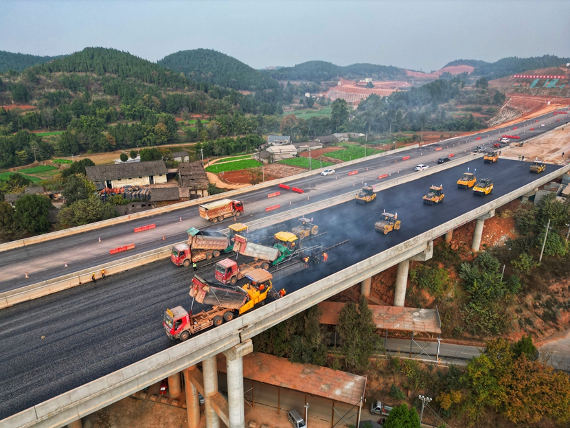 德陽(yáng)市旌陽(yáng)區(qū)，LM2標(biāo)進(jìn)行瀝青鋪設(shè)施工.jpg