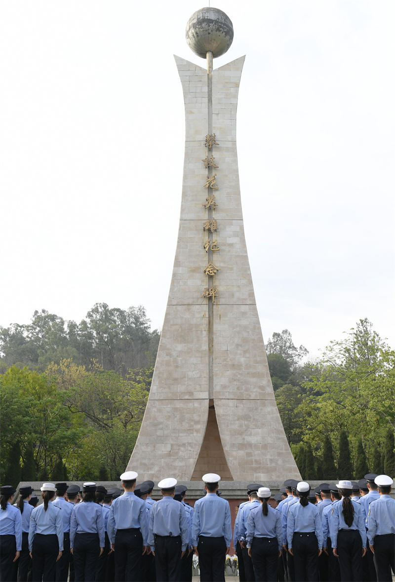 四川公安開展系列祭奠活動 (2).jpg