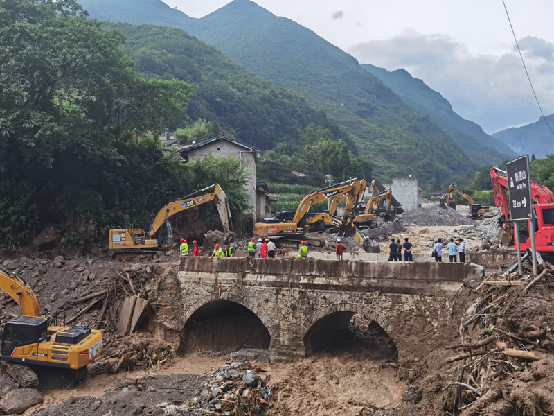 通往漢源災(zāi)區(qū)的國省縣道均已搶通（四川省交通運(yùn)輸廳供圖）_副本.png